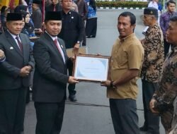 Pemda Agam Anugerahkan Piagam Penghargaan 