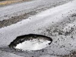 Pemeliharaan Jalan di Agam Diabaikan Warga Pertanyakan Komitmen Bupati Benni Warlis