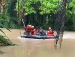 Evakuasi Warga Terjebak Banjir di Agam, Berjalan Dramatis