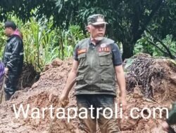 Gubernur Mahyeldi Turun Tangan Bersihkan Material Longsor di Malalak