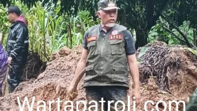 Gubernur Mahyeldi Turun Tangan Bersihkan Material Longsor di Malalak
