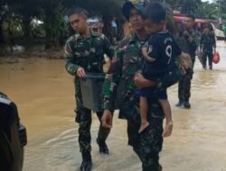 Prajurit Yon TP 897/Singgalang Evakuasi Warga Tiku V Jorong Gerak Cepat di Tengah Kepungan Air