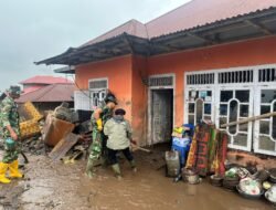 Sat Brimob Batalyon B Bersama TNI dan Warga Lakukan Pembersihan Rumah serta Pencarian Korban Galodo di Malalak Timur