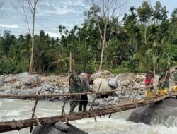 Sat Brimob Batalyon B Bangun Jembatan Darurat di Malalak Timur