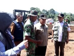 Bupati Agam Menyusuri Jejak Harapan di Huntara Palembayan