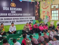Kapolda Sumbar dan Ketua Bhayangkari Serahkan Bantuan Perlengkapan Sekolah untuk Anak Korban Galodo di Palimbayan