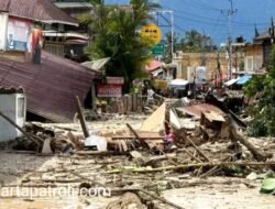 Peduli Bencana Bupati Agam Benni Warlis, Tinjau Longsor Maninjau,