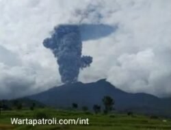 Gunung Marapi Kembali Erupsi, Hujan Abu Guyur Tanah Datar