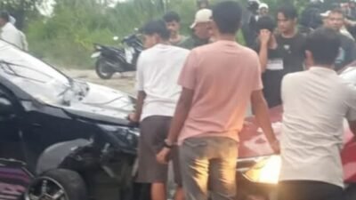 Dua Mini Bus “Laga Kambing” Satu Korban Dilarikan ke Rumah Sakit