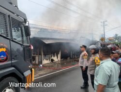 Unit AWC Polres Pasaman Barat Bantu Padamkan Kebakaran Empat Unit Ruko Semi Permanen