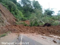 Akses Bukittinggi Lubuk Basung Lumpuh Total Akibat Longsor