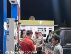 Satreskrim Polres Agam Periksa Antrean Kendaraan di SPBU, Cegah Penyalahgunaan BBM Bersubsidi