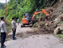 Respons cepat Jajaran Polsek Talamau Penanganan Bencana Longsor Ruas Jalan Polongan Enam, Nagari Talu,