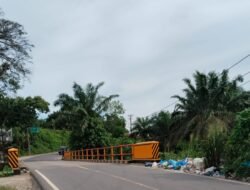 Tumpukan Sampah di Jembatan Air Balam Jadi Sorotan, Bukti Lemahnya Pengelolaan Sampah di Nagari Koto Tuo