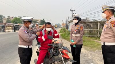 Satkorlantas Polres Rohil Bagi Masker ke Pengendara, Ingatkan Bahaya Karhutla